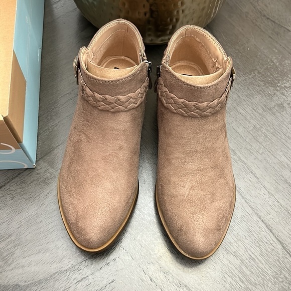 LIFESTRIDE Adriana Booties - Picture 4 of 12